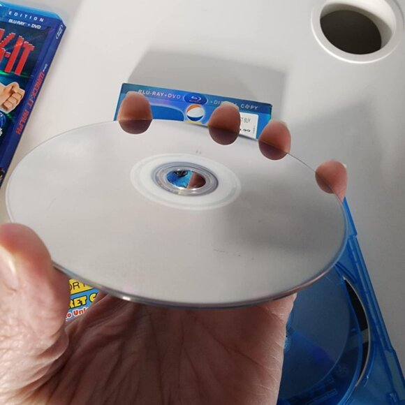 EUC 3 Disc Rio Collector's Set Blu-Ray + DVD + Digital Cop - Picture 6 of 8